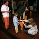 ...schrauben... bei Kunst im Getriebe (Autohaus Schlegel, 2006)